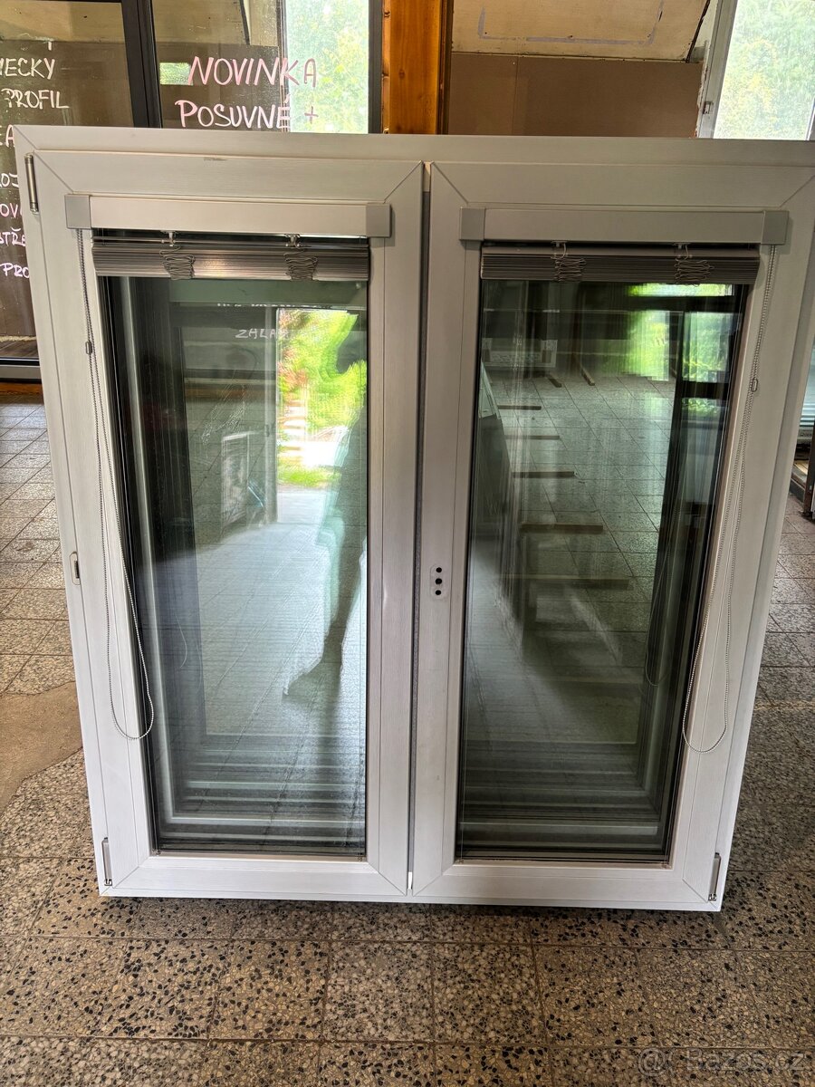 Okna PVC 1280x1435, trojsklo, žaluzie, stříbrná barva