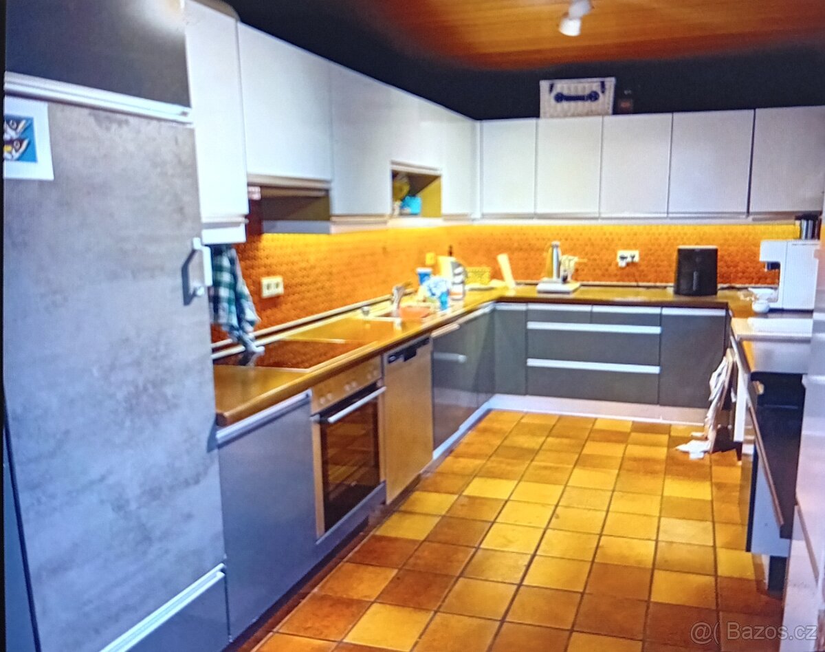 Kuchyňská linka +lednička