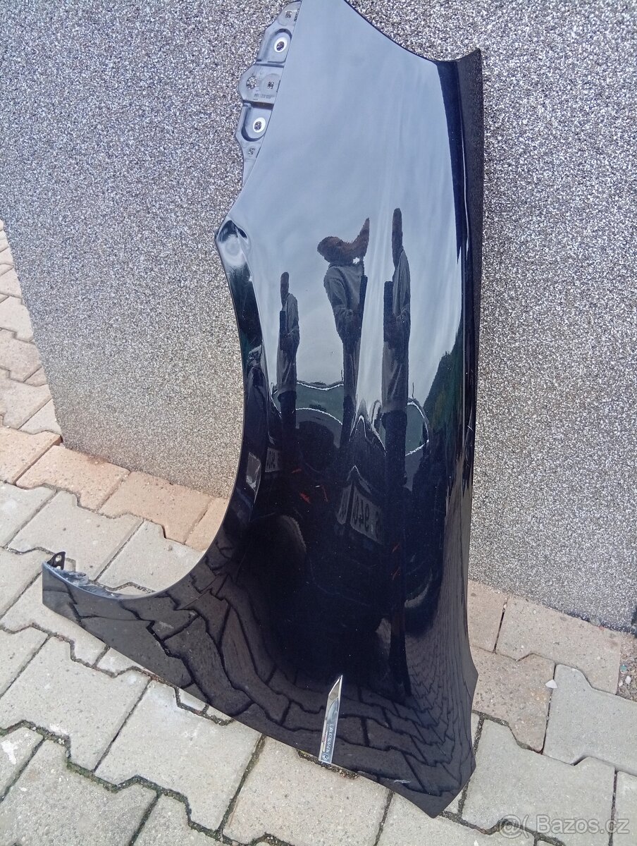 Prodám levy přední blatník na VW golf 5, variant, combi.