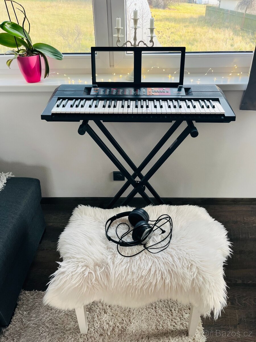 YAMAHA PSR-F51, se sluchátky SONY a stojanem