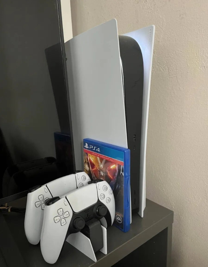 PS5 DIGITAL + DVA OVLADAČE