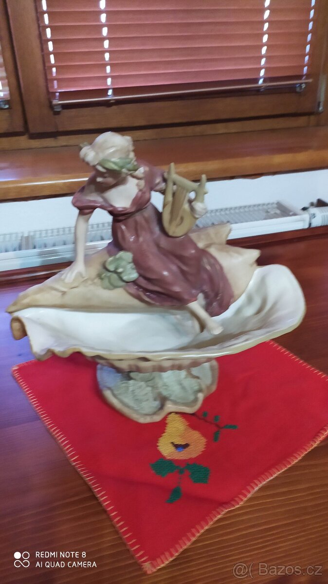 Soška Royal dux víla s lýrou