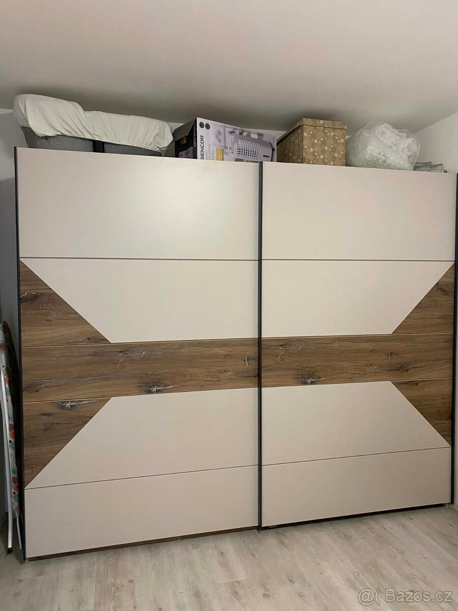 2 roky stará skříň Pardubice