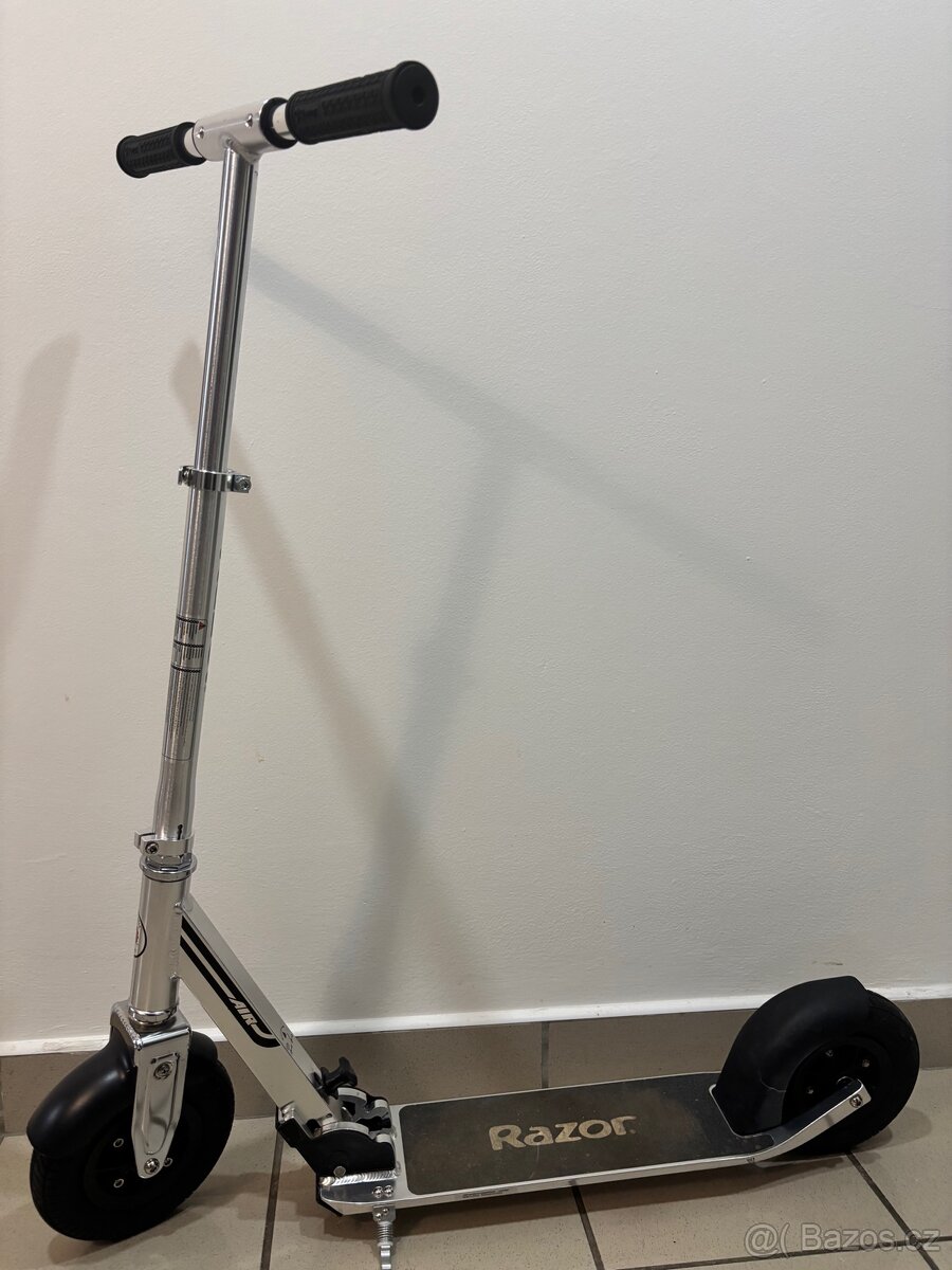 Koloběžka Razor AIR – nafukovací kola – super stav