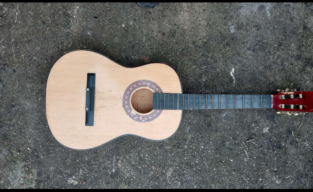 Kytara - zlomena v krku - třeba na dekoraci,