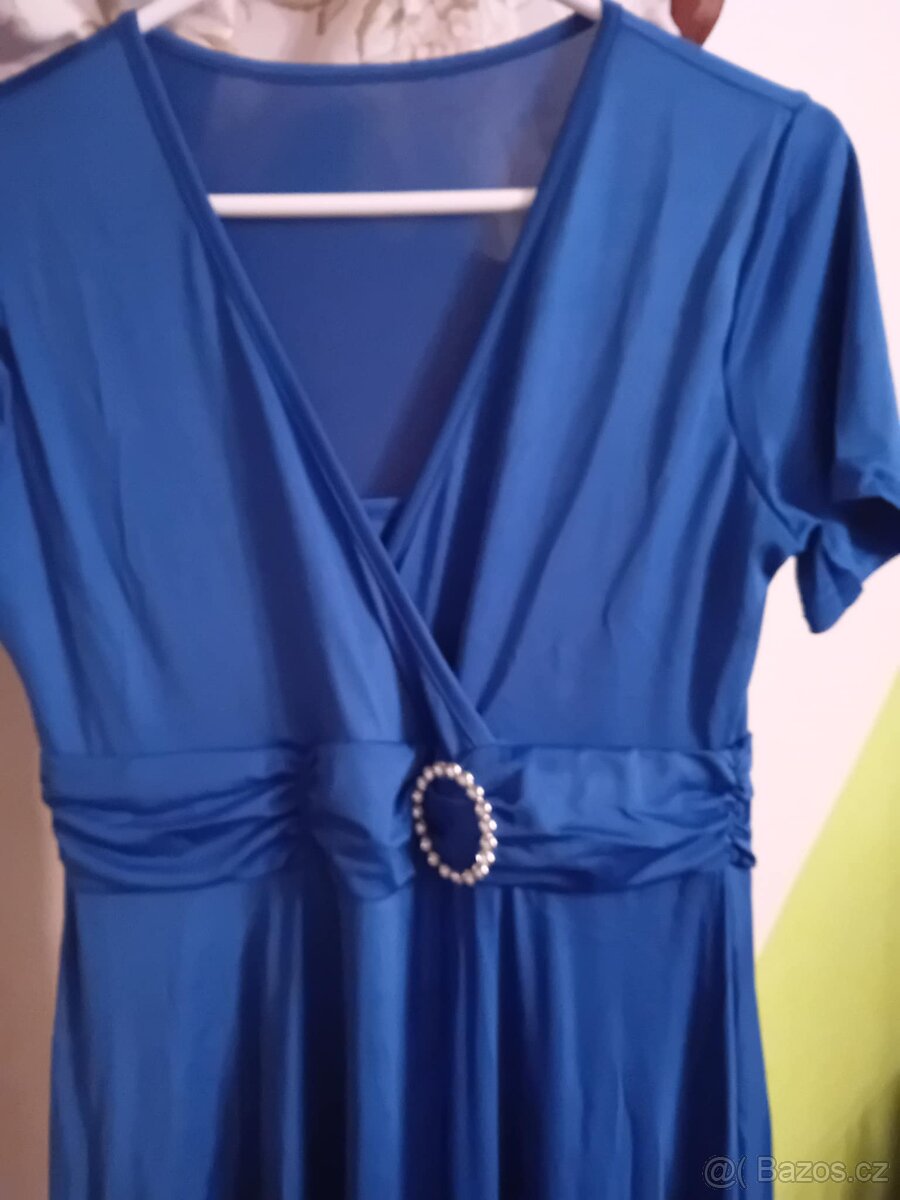 Elegantní dámské šaty