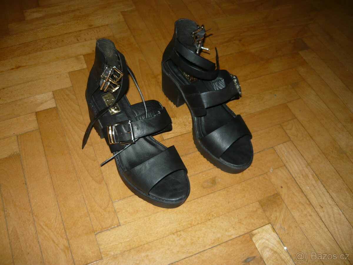 černé boty