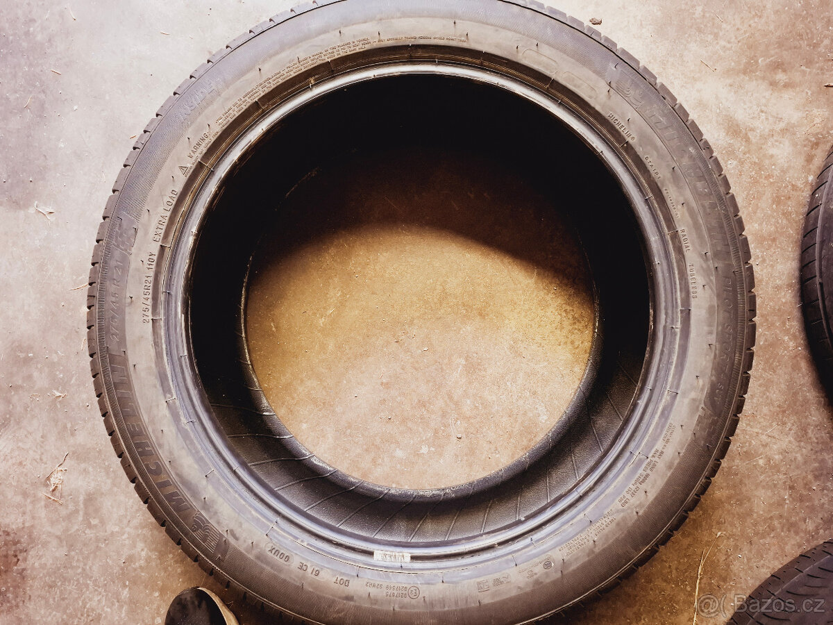 Pneu 275/45R21