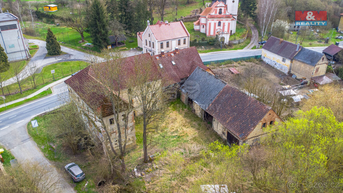Prodej dvou domů se stodolou a pozemkem, Deštná