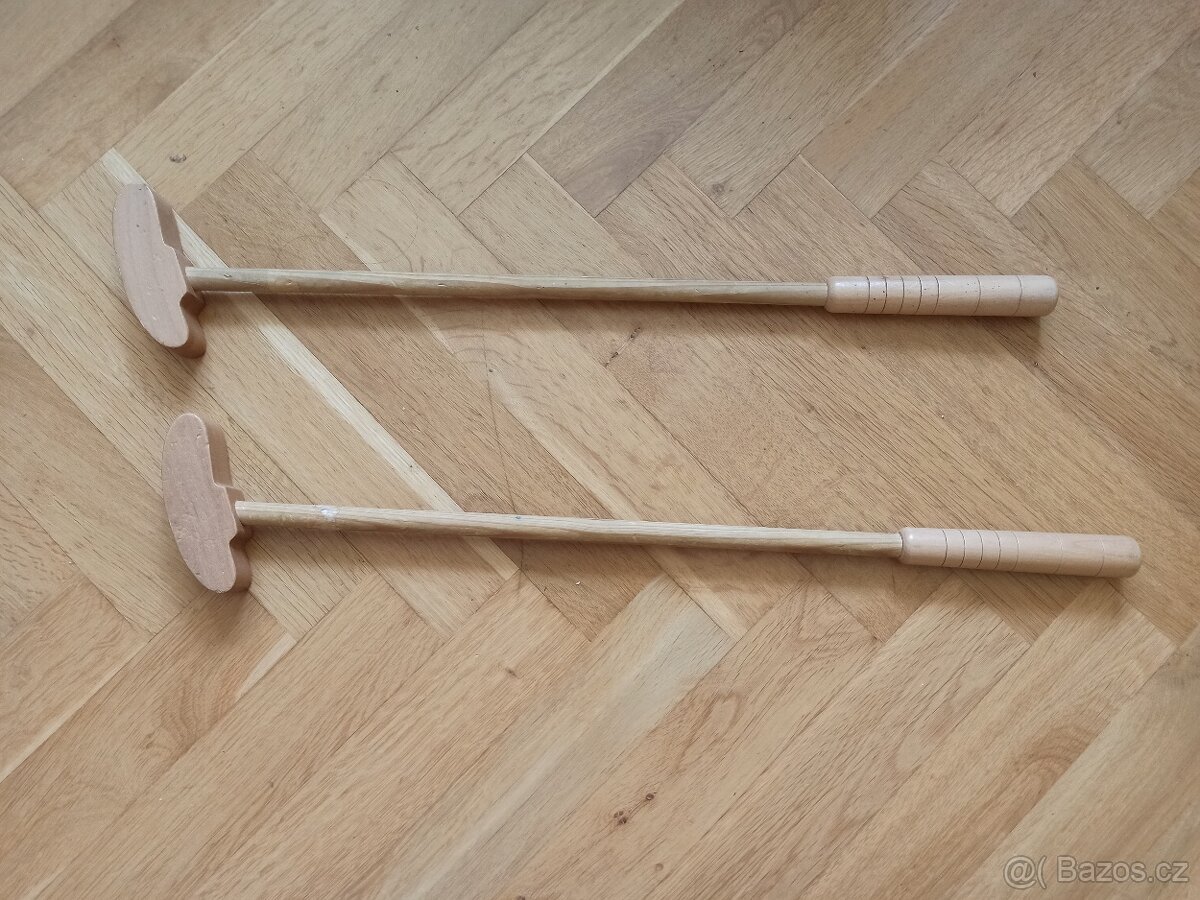 Dětské dřevěné hole na minigolf