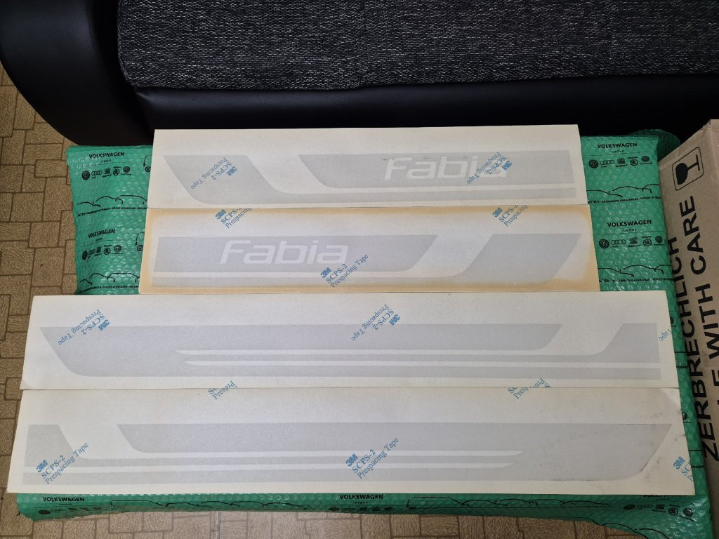 dekorativní folie s nápisem FABIA