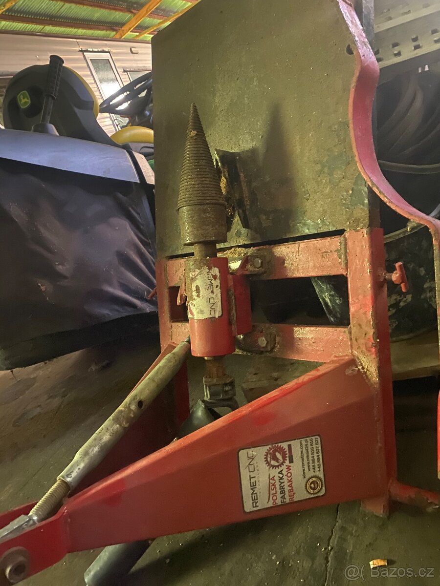 Kuželová štípačka na dřevo za traktor