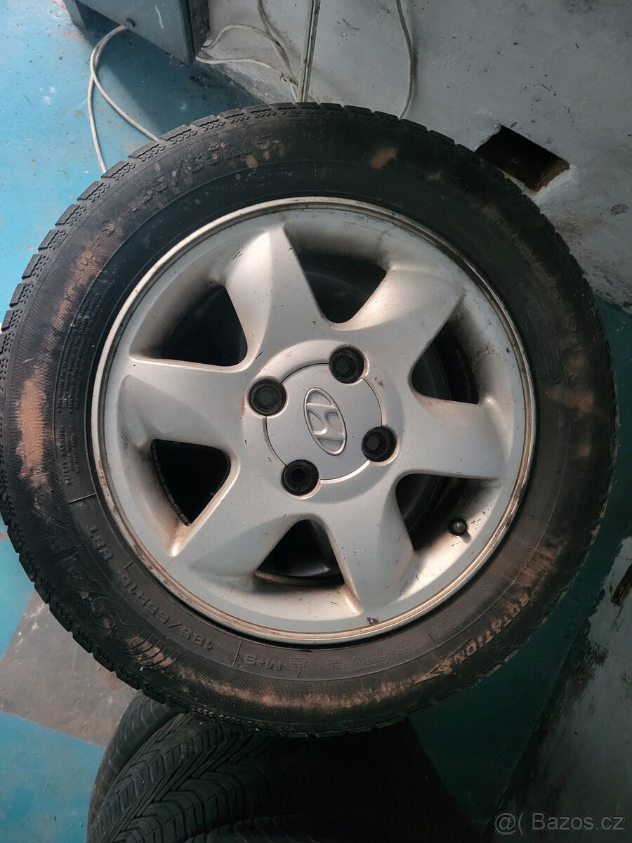 Hyundai kola R15 5,5J gumy 185/65 3,5-4mm zimní