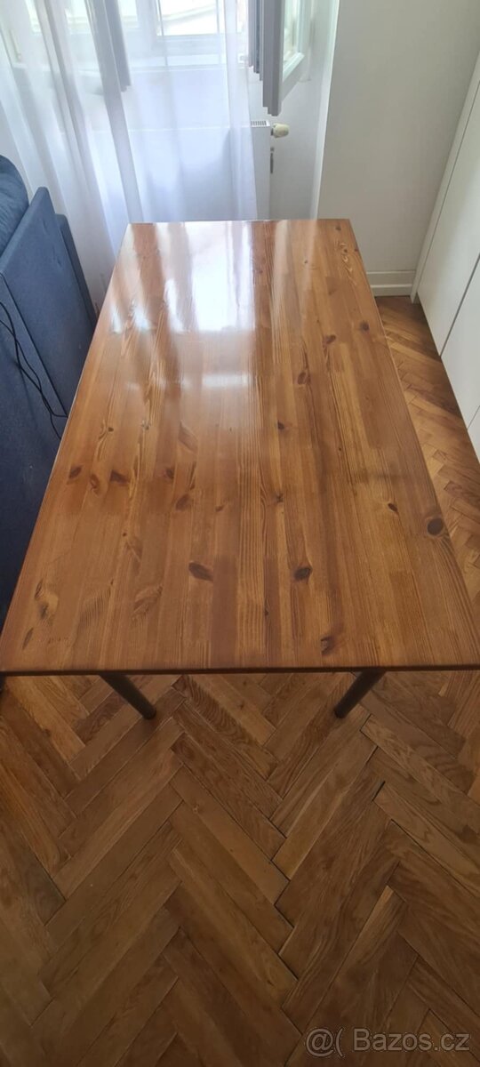 Psací stůl z masivu IKEA