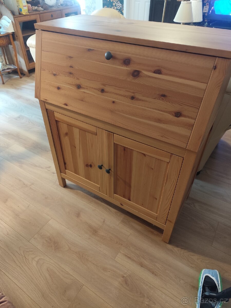 Skříňka IKEA.