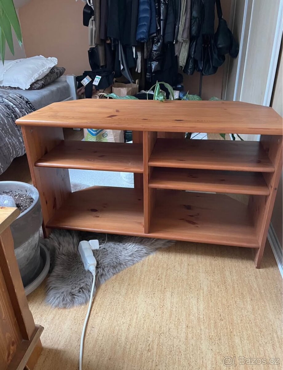 Leskvik -stůl pod televizi