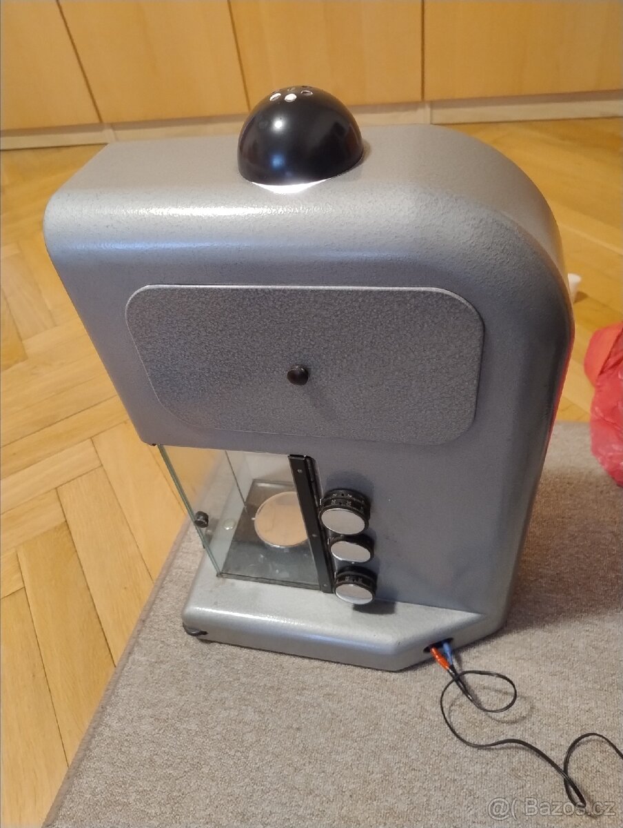 Poloautomatiké laboratorní váhy Meopta