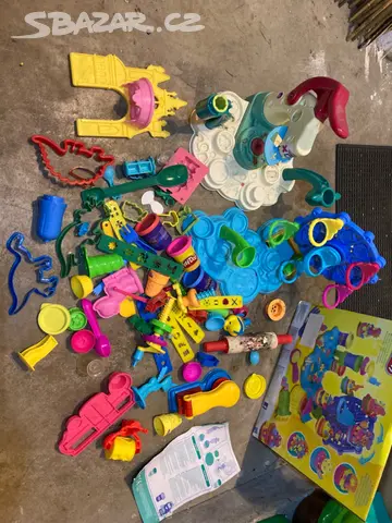 Play Doh dve sady a dalsi vykrajovatka modelina