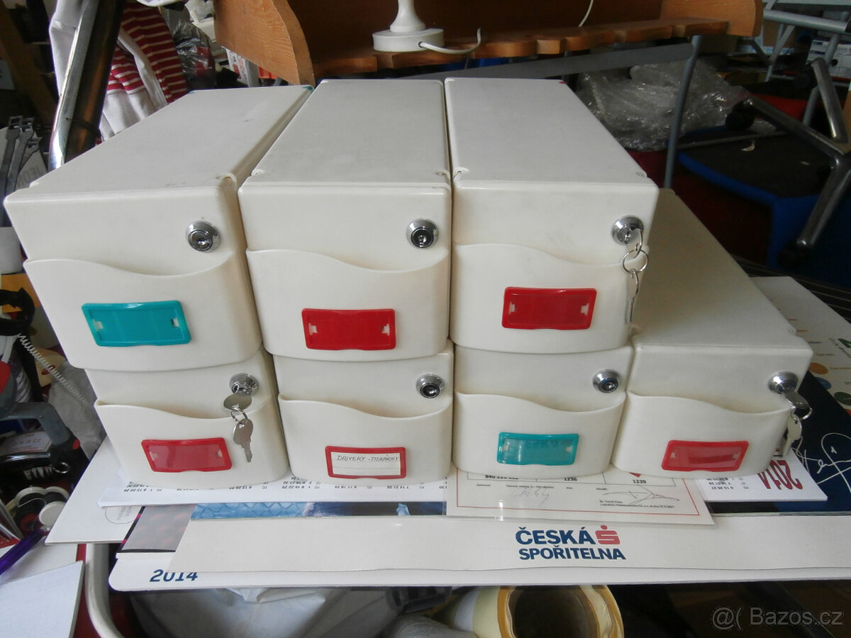 Boxy plastové uzamykatelné 7 ks celek za 400 kč