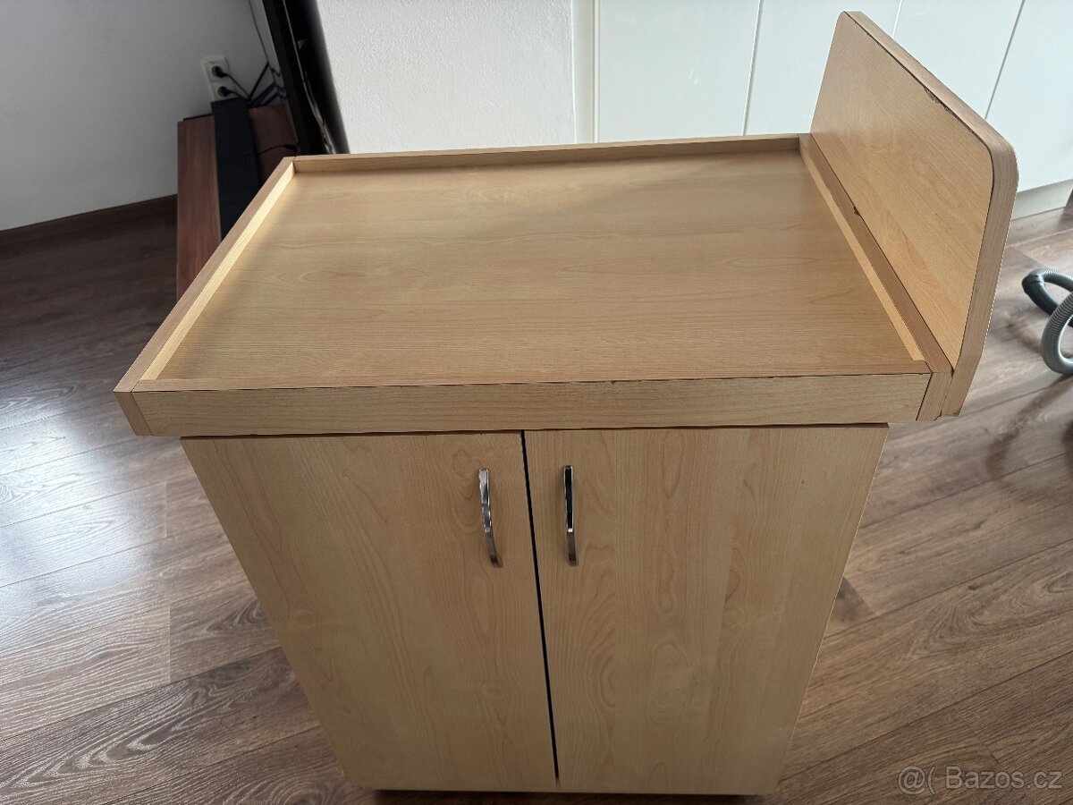 Přebalovací skříň s pultem