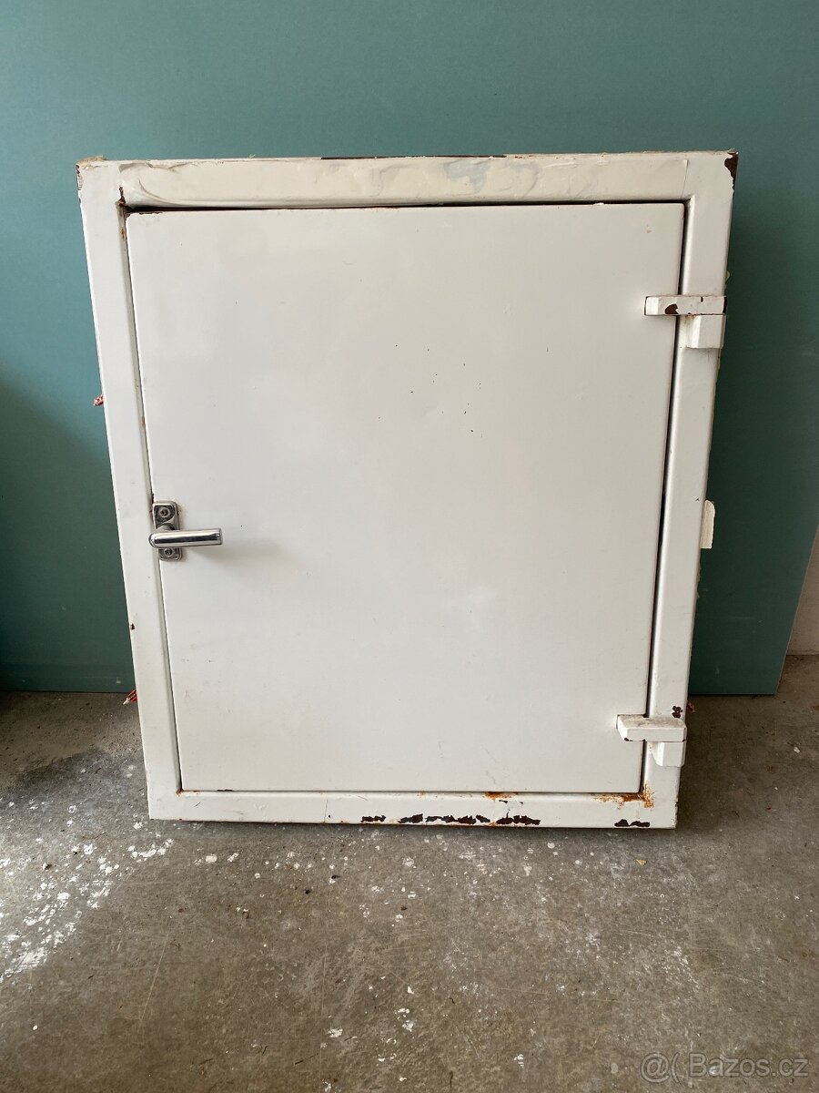 Revizní dvířka vel.72 x 62 cm