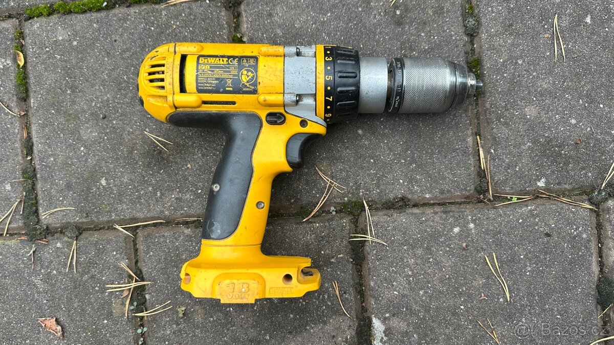 Aku vrtačka a pila Dewalt