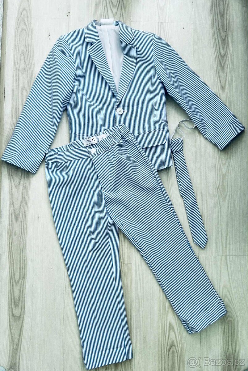 Nový společenský oblek s kravatou