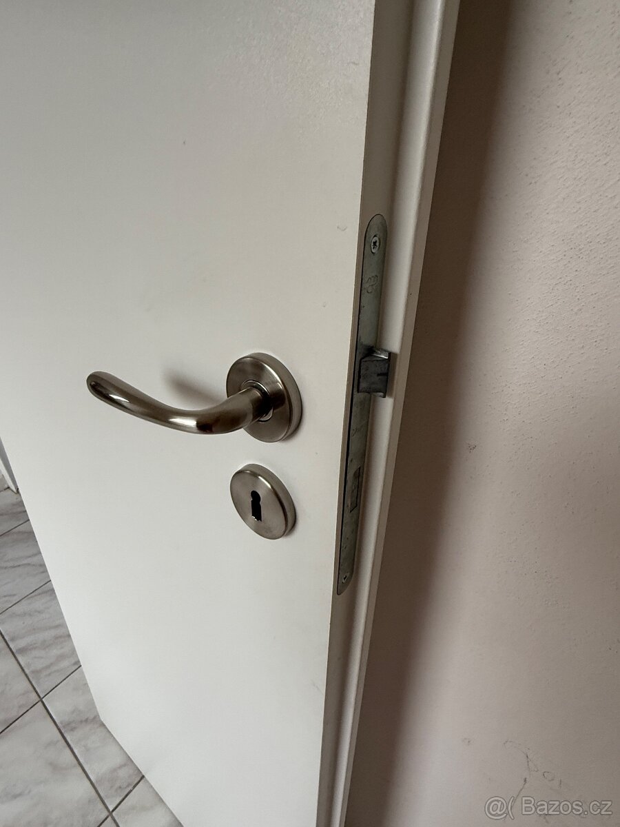 Dveře včetně futer zamykací