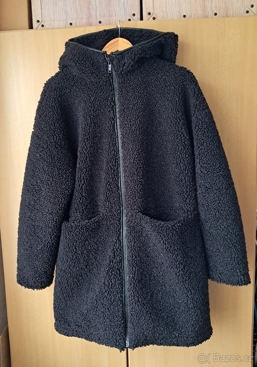 Dámský zimní kabát s kapucí