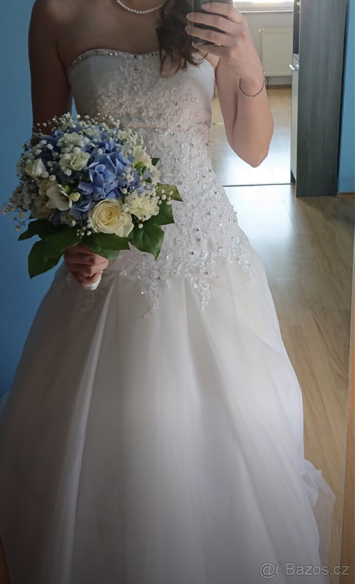 Svatební šaty