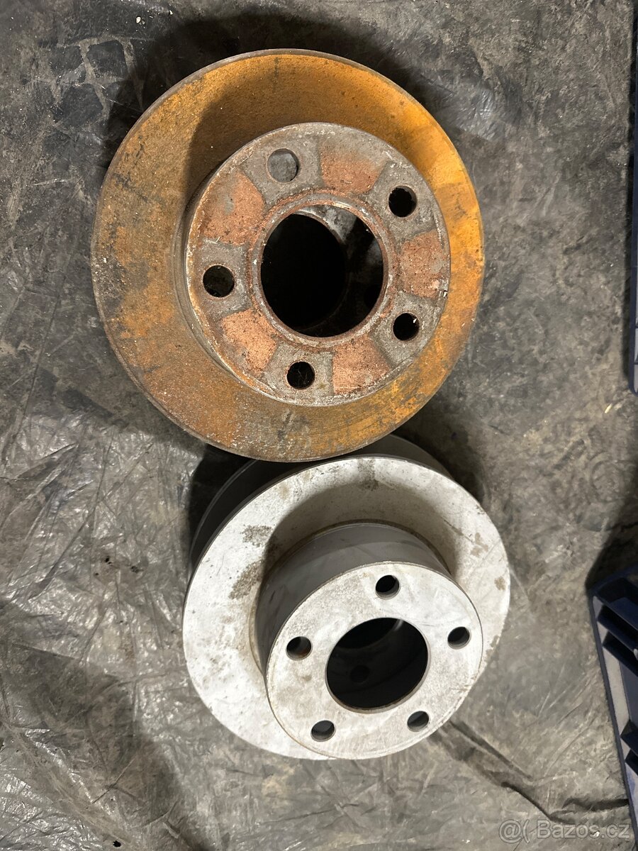 Zadní kotouče dvě sady Passat b5.5