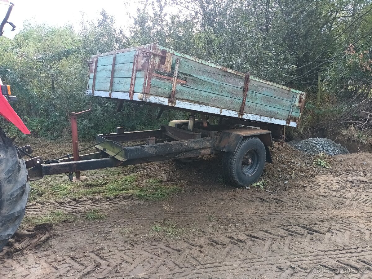 Sklopný jednoosý vlek za traktor