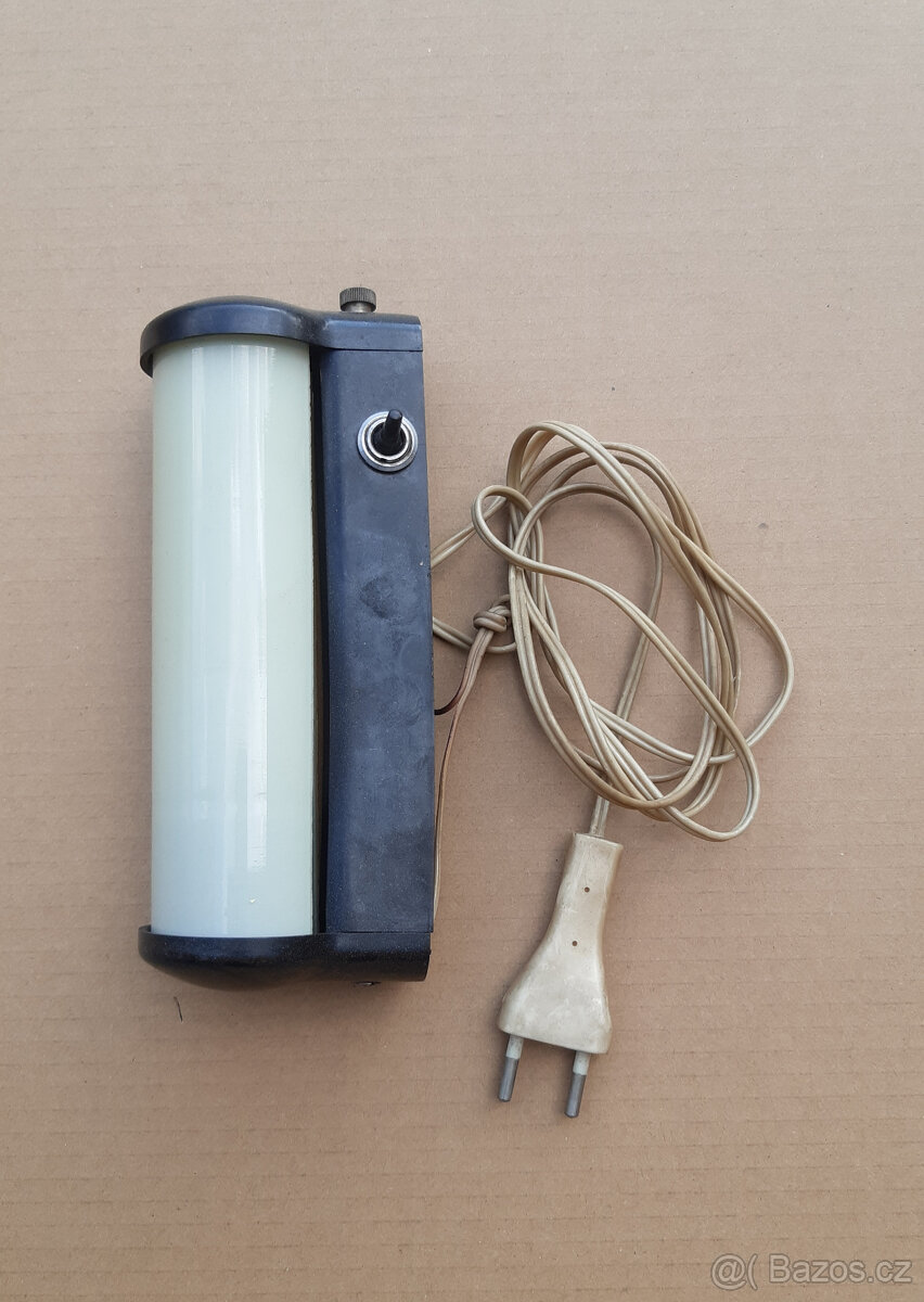 stará bakelitová lampička s mléčným sklem