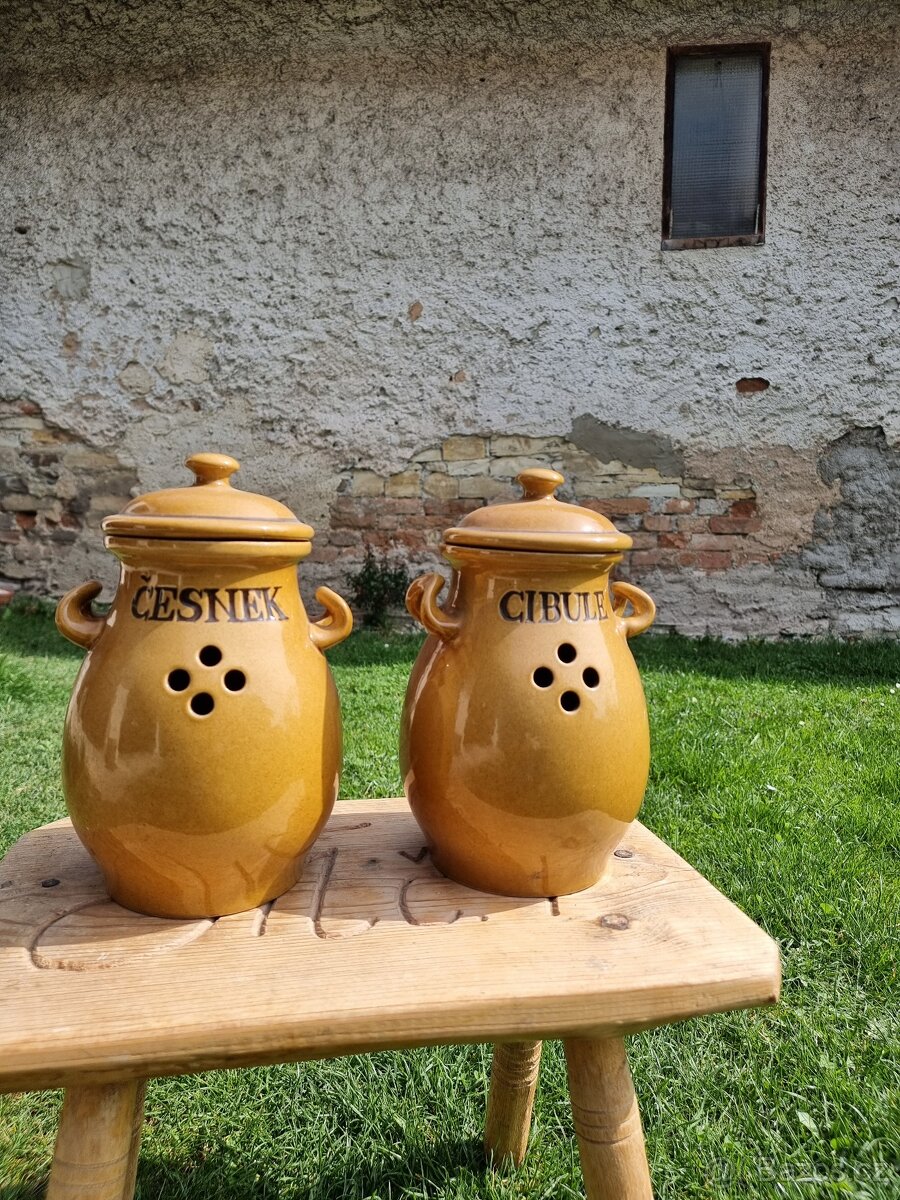 Na cibuli, česnek a koření