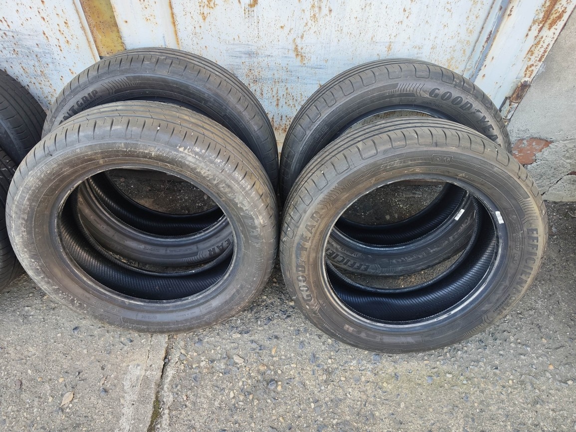 17"zánovní letní pneu Goodyear 215/55/17 6000Kč/4ks