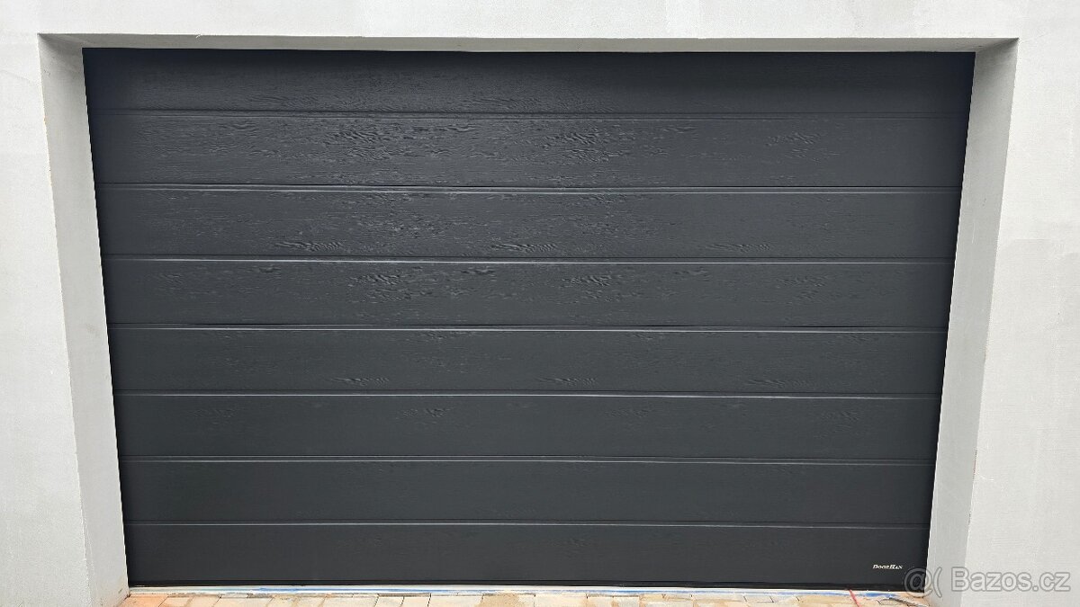 sekční zateplená vrata DoorHan 3000x2030 mm, antracit