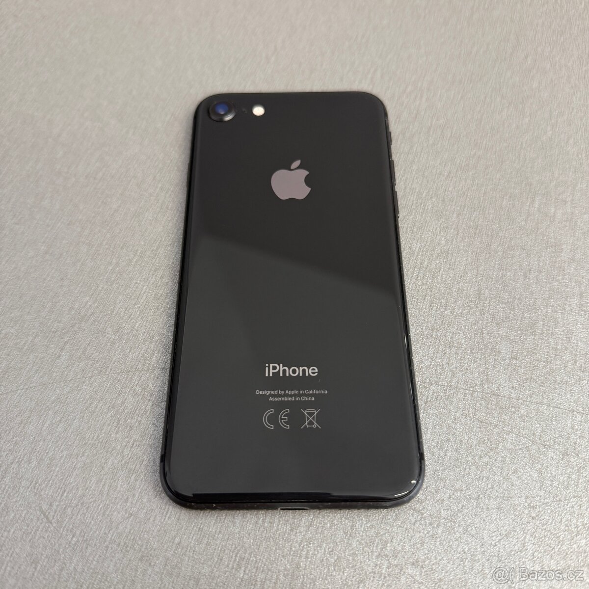 iPhone 8 64GB, pěkný stav, 12 měsíců záruka