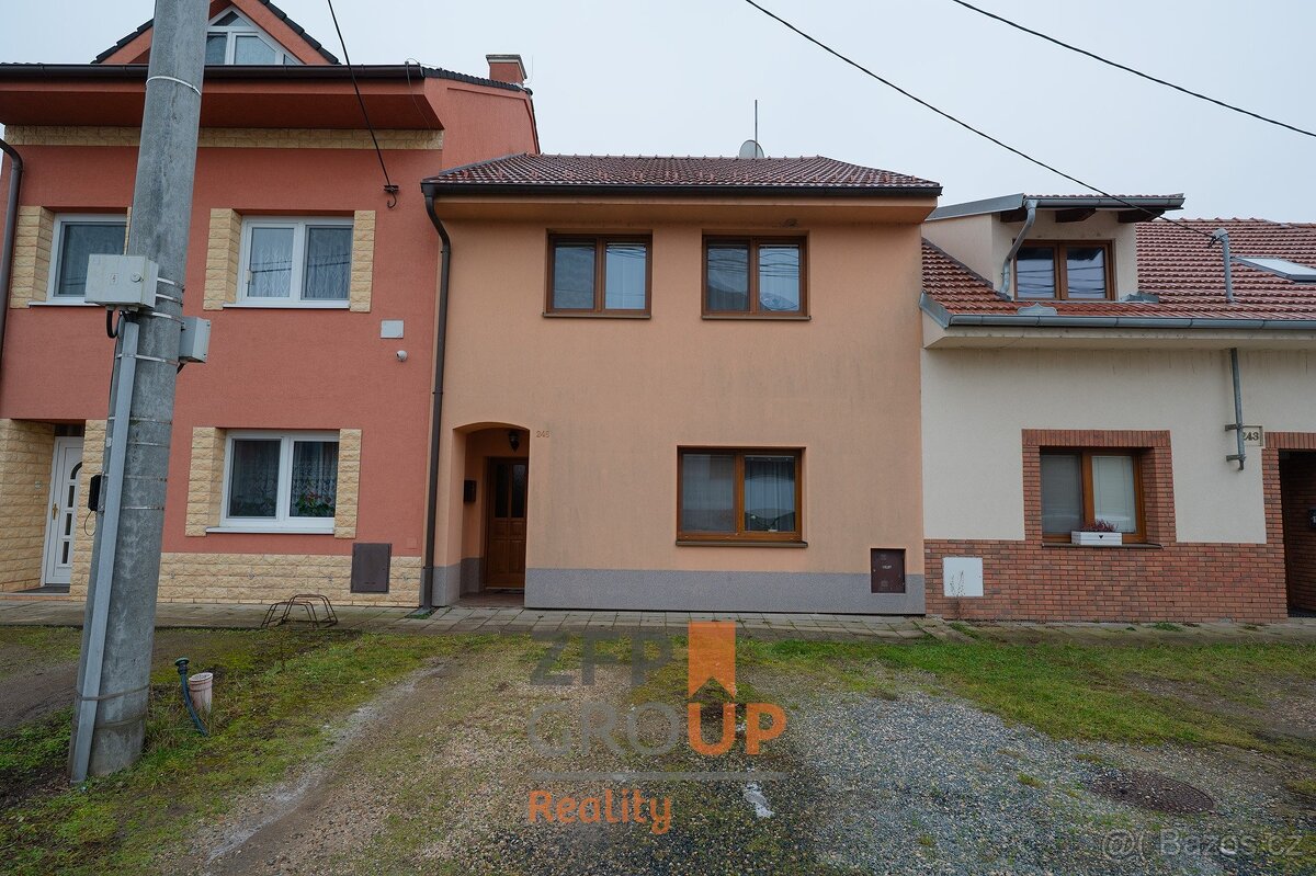 Prodej rodinného domu 4+1 s bazénem o rozloze 144 m2, ulice