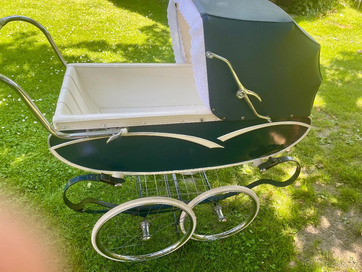 Starý retro kočárek