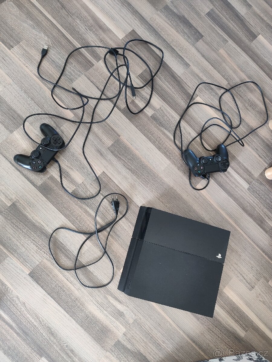 Playstation 4 500gb + 2x dualshock 4