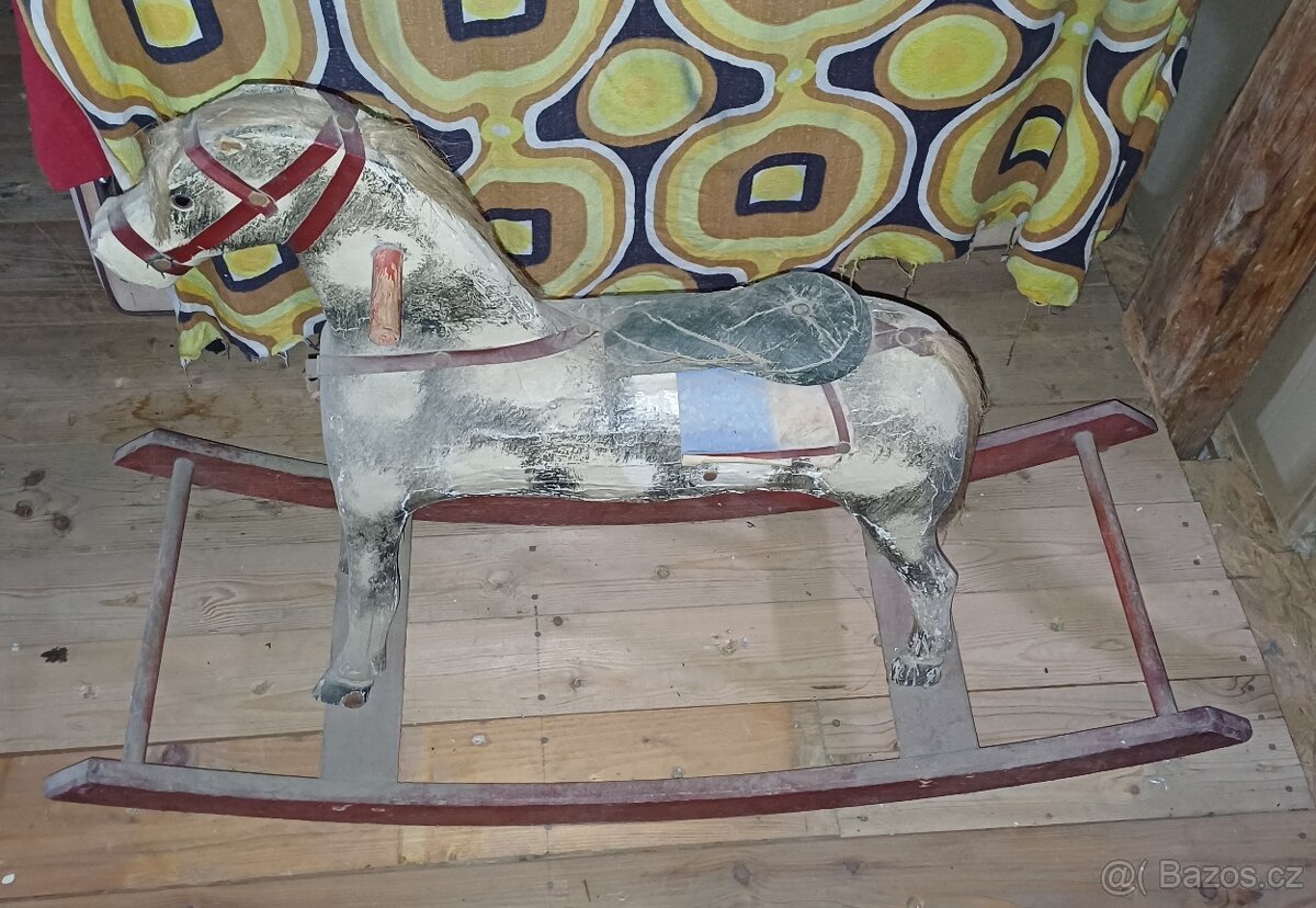 Historický houpací koník
