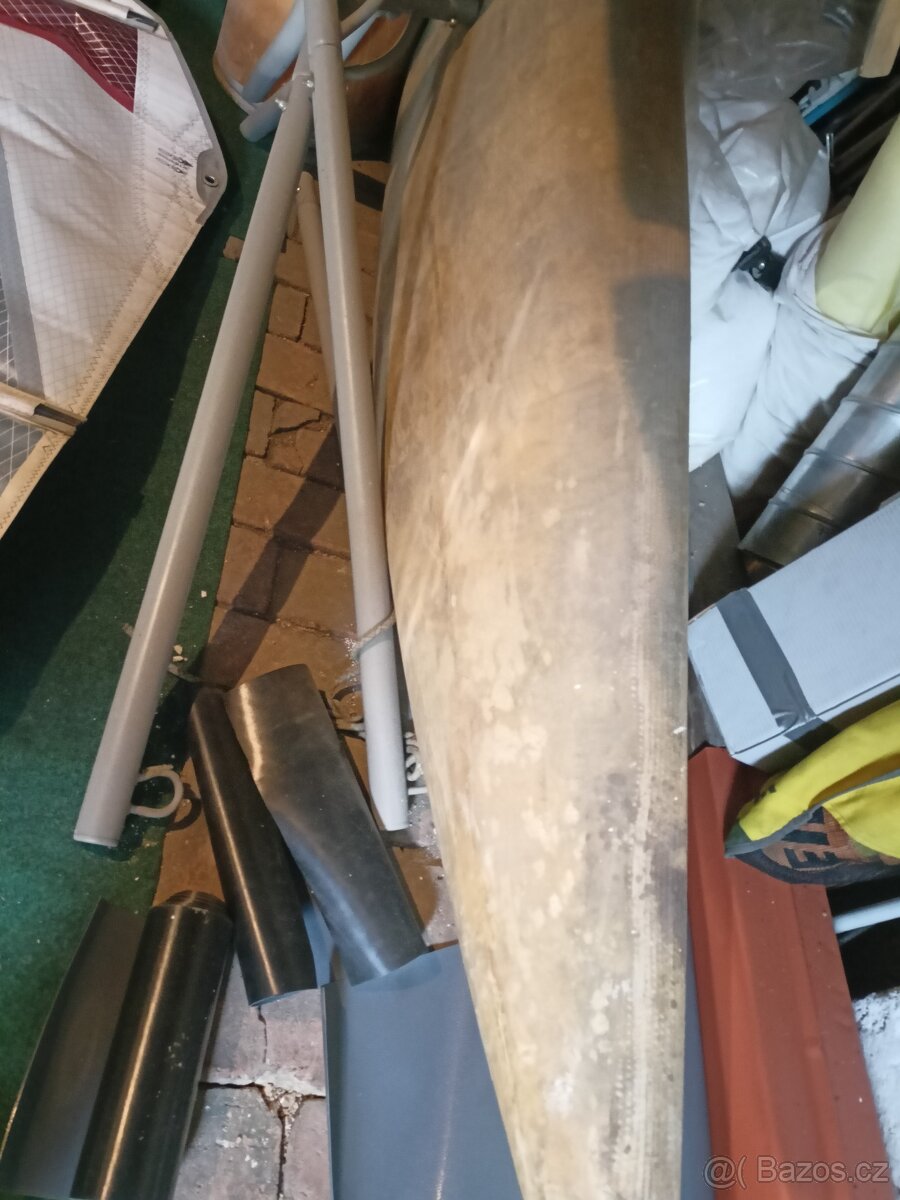 Laminátova zavřená slalomová kánoe