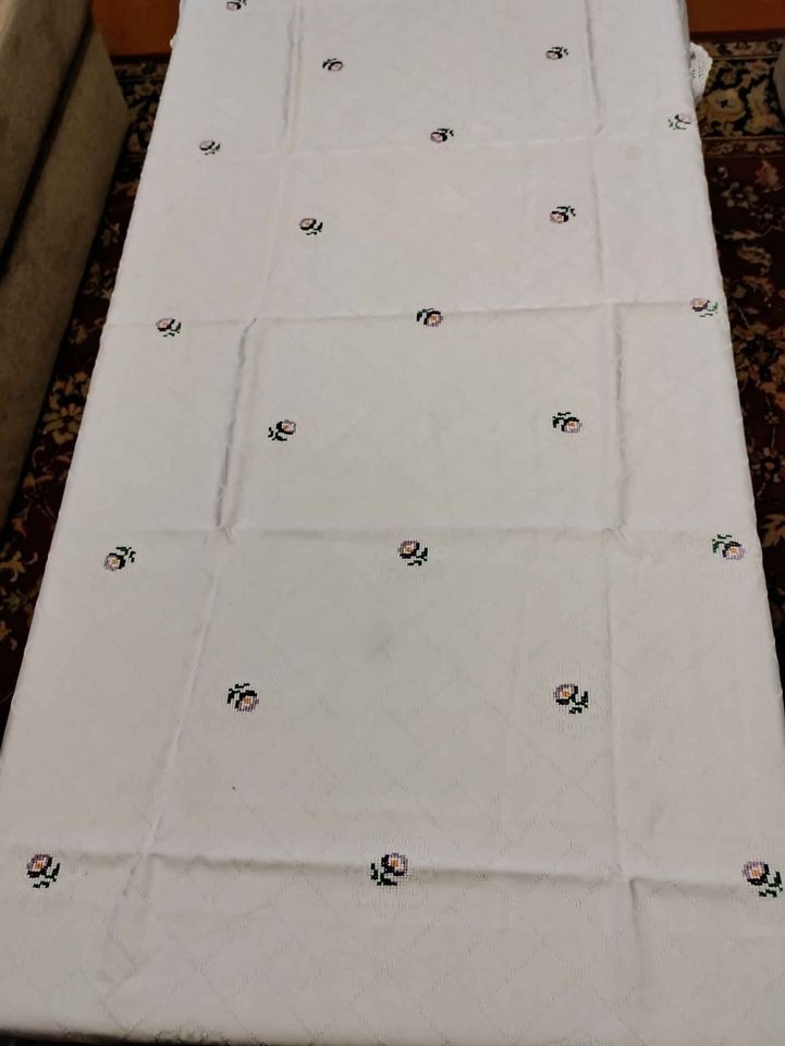 Růžičky vyšívané na brokátovém ubruse lemovaném háčkovanou k