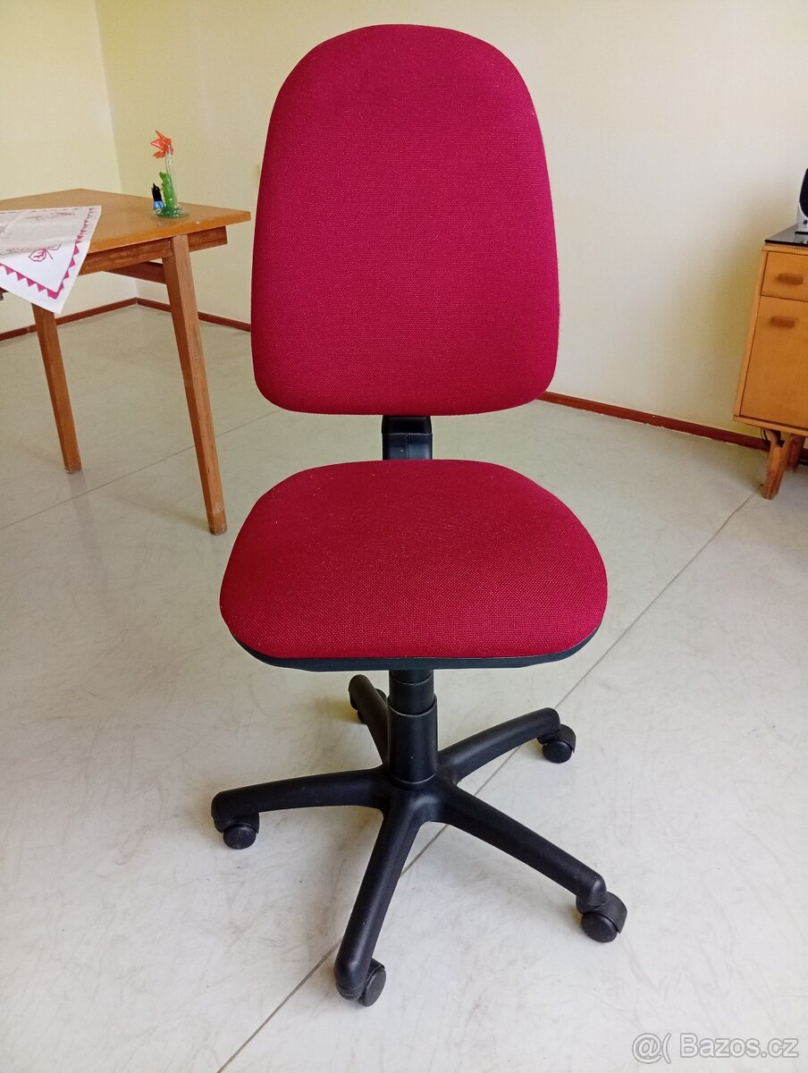 Prodám kancelářskou židli.