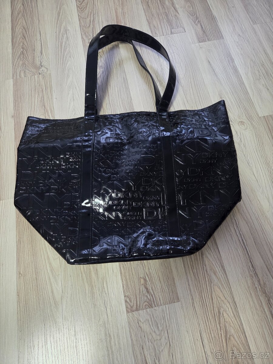 černá lesklá kabelka DKNY