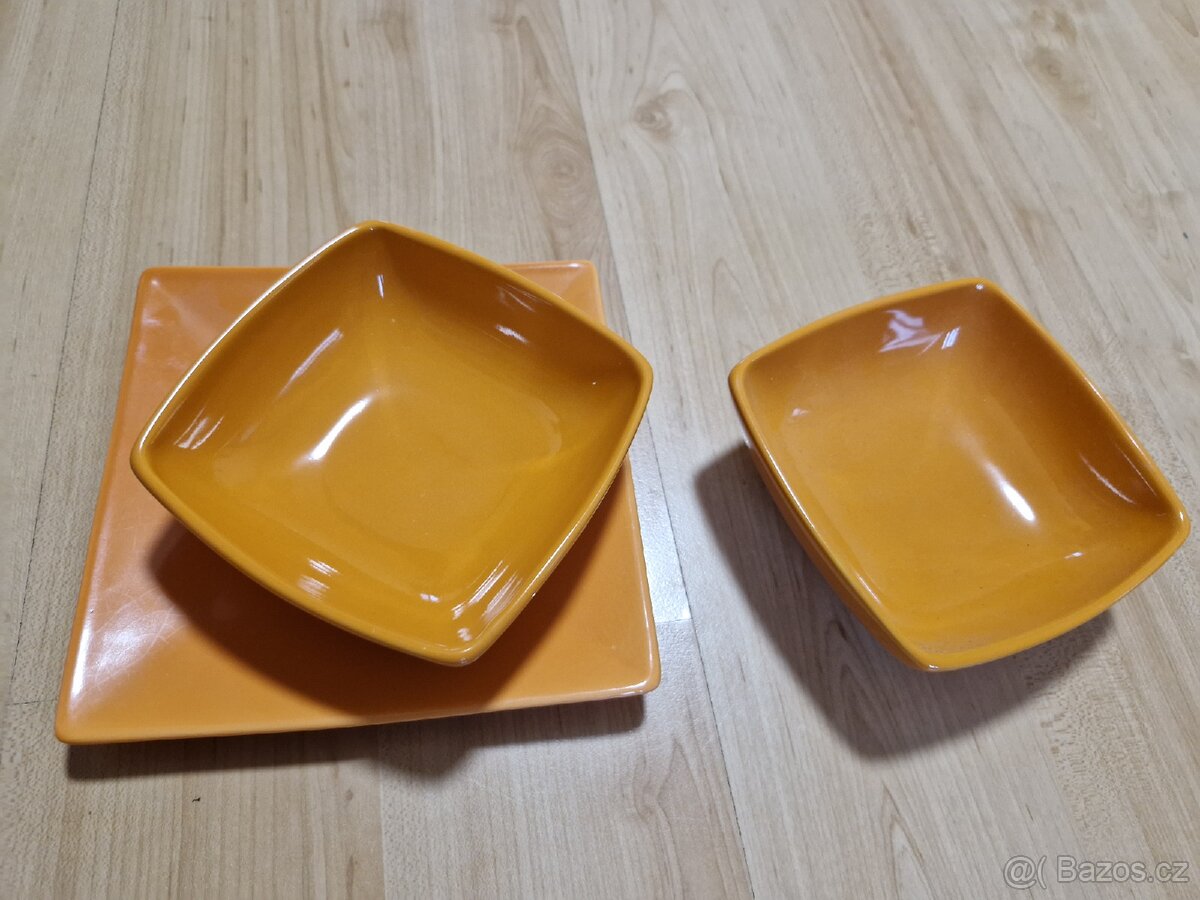 Čtvercový talířek a dvě misky oranžová Barva