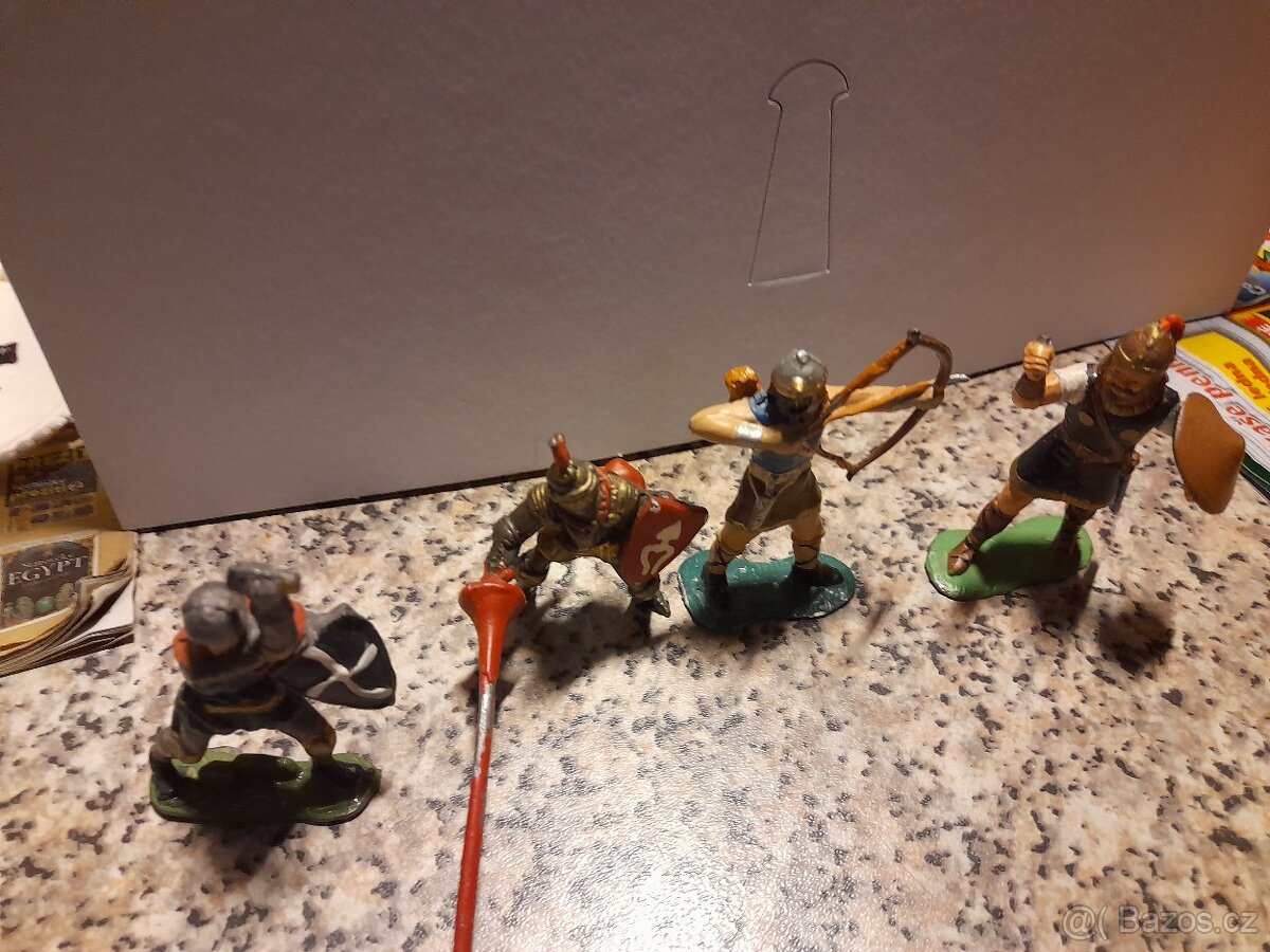 Prodám staré figurky vojácků cinové ručně malovaný -