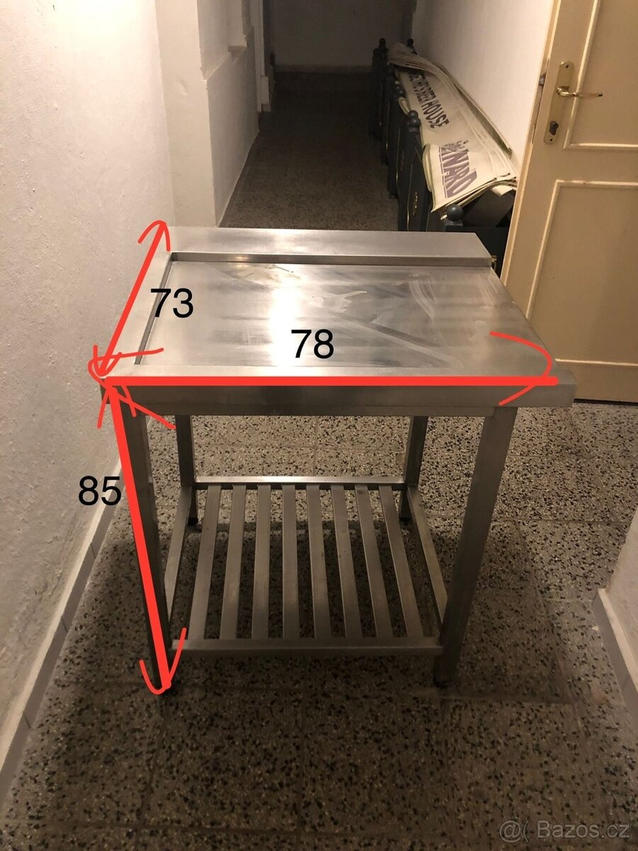 Nabízím k prodeji nerezový stůl, regaly a dřezy