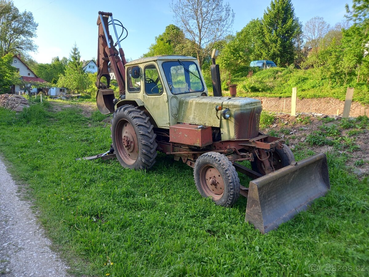 Traktorbagr Bělorus