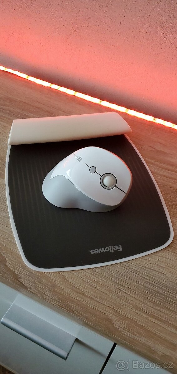 Ergonomická bezdrátová myš s podložkou
